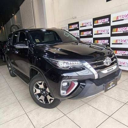 TOYOTA HILUX SW4 2.8 SRX DIAMOND 4X4 7 LUGARES 16V TURBO INTERCOOLER DIESEL 4P AUTOMÁTICO